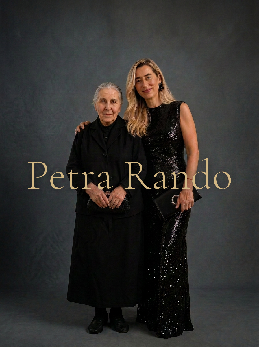 Petra y María en el vestidor familiar